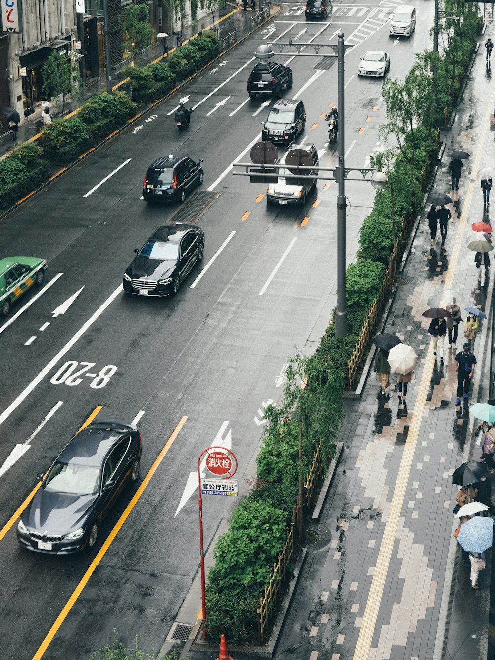 Una strada trafficata con auto e persone