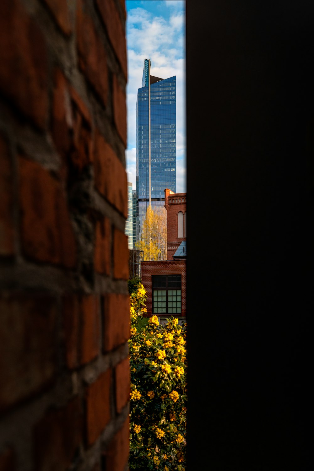 un letrero en el costado de un edificio