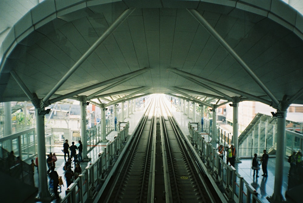 Una estación de tren con gente esperando