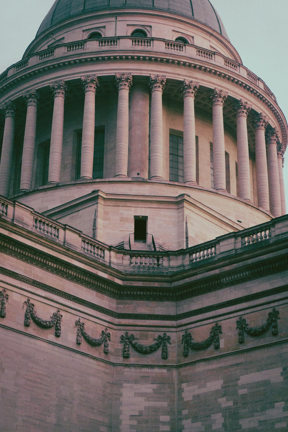 a building with many pillars