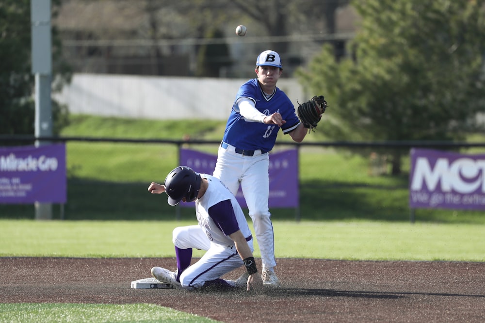 Un giocatore di baseball che scivola in una base