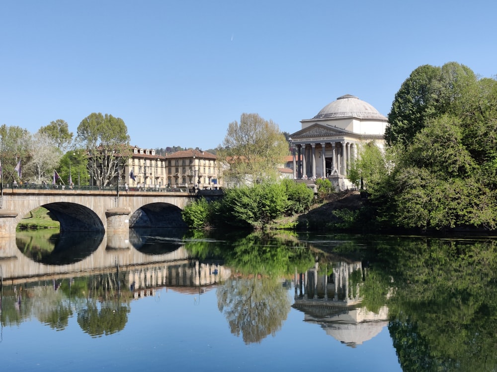 un ponte su uno specchio d'acqua