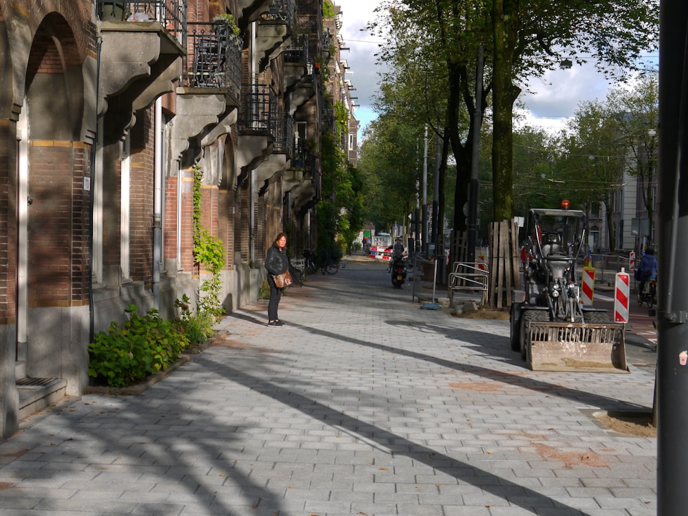 Eine Person, die eine Straße entlang geht