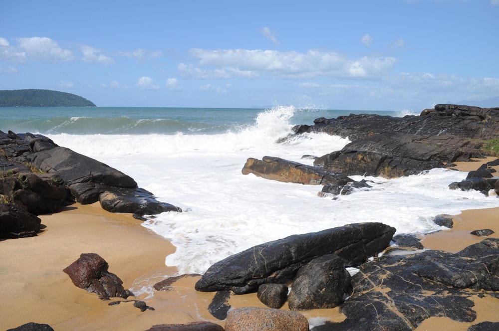 Une plage rocheuse avec des vagues qui s’écrasent