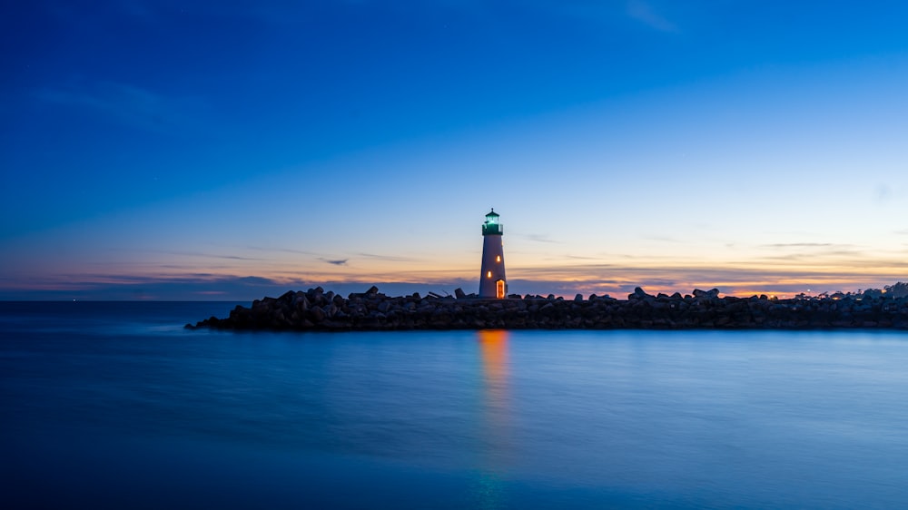 Un faro su una piccola isola