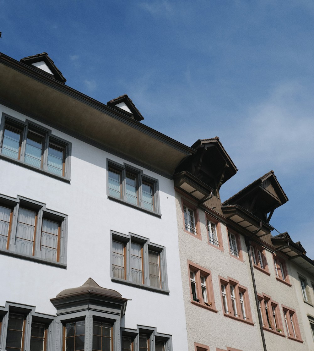 Un edificio con un cielo blu