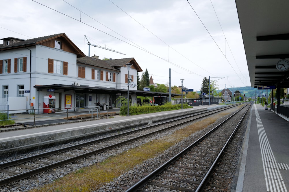 Binari del treno accanto a un edificio