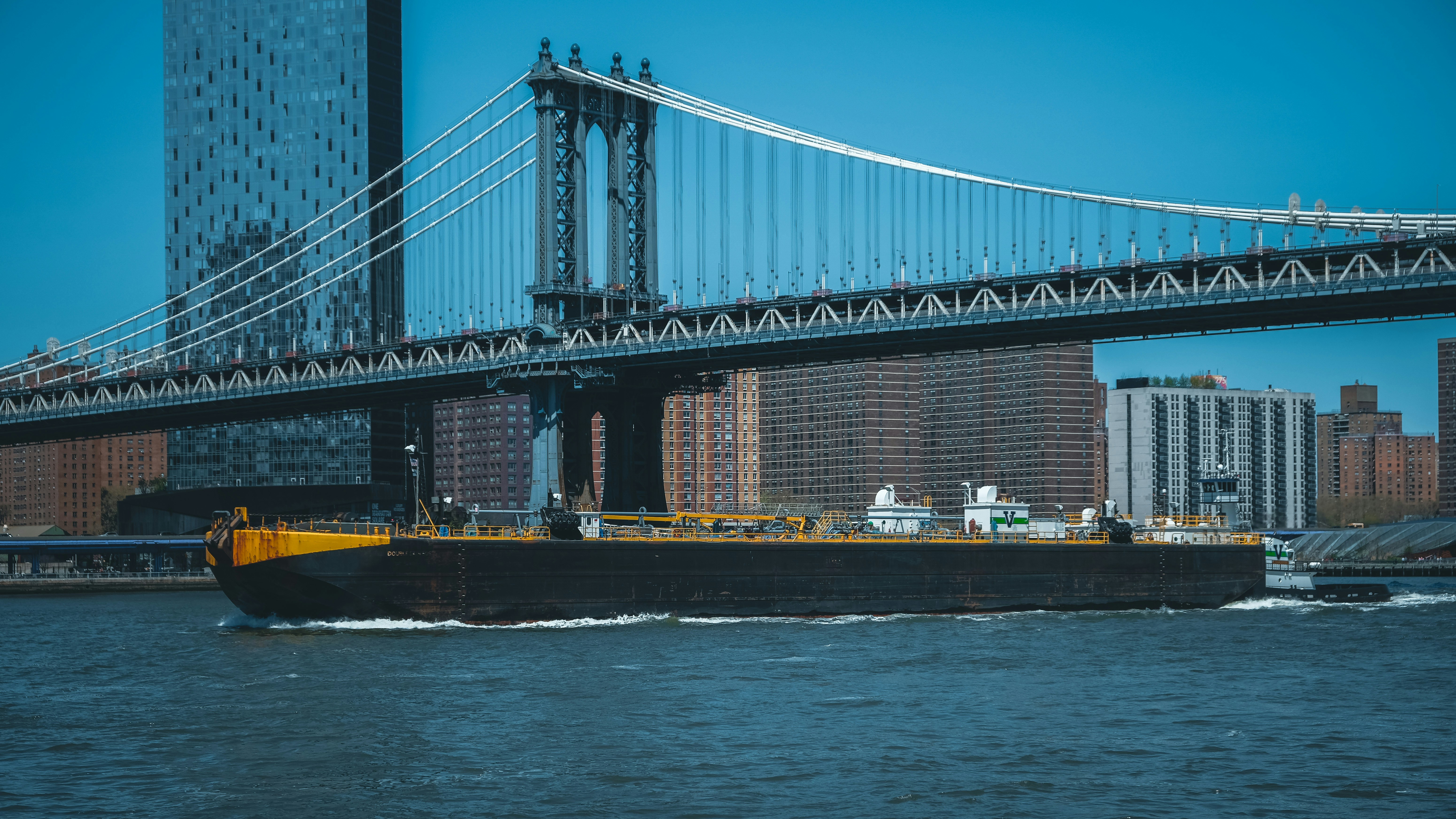 Ein großes Schiff im Wasser