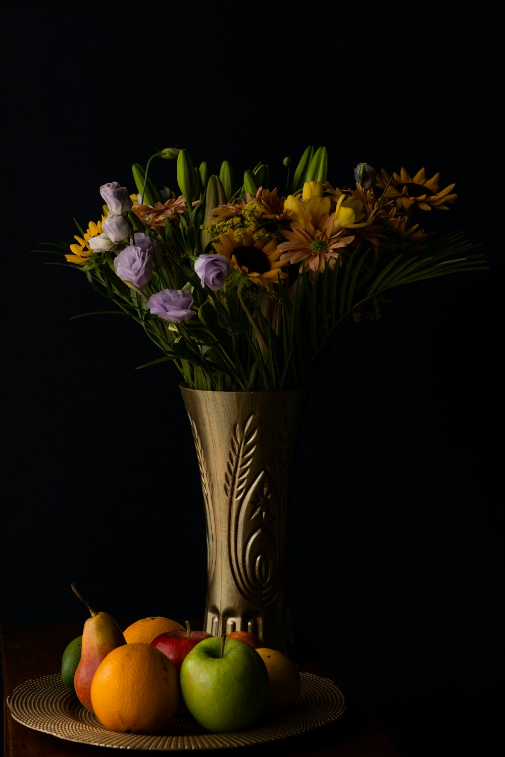un jarrón con flores
