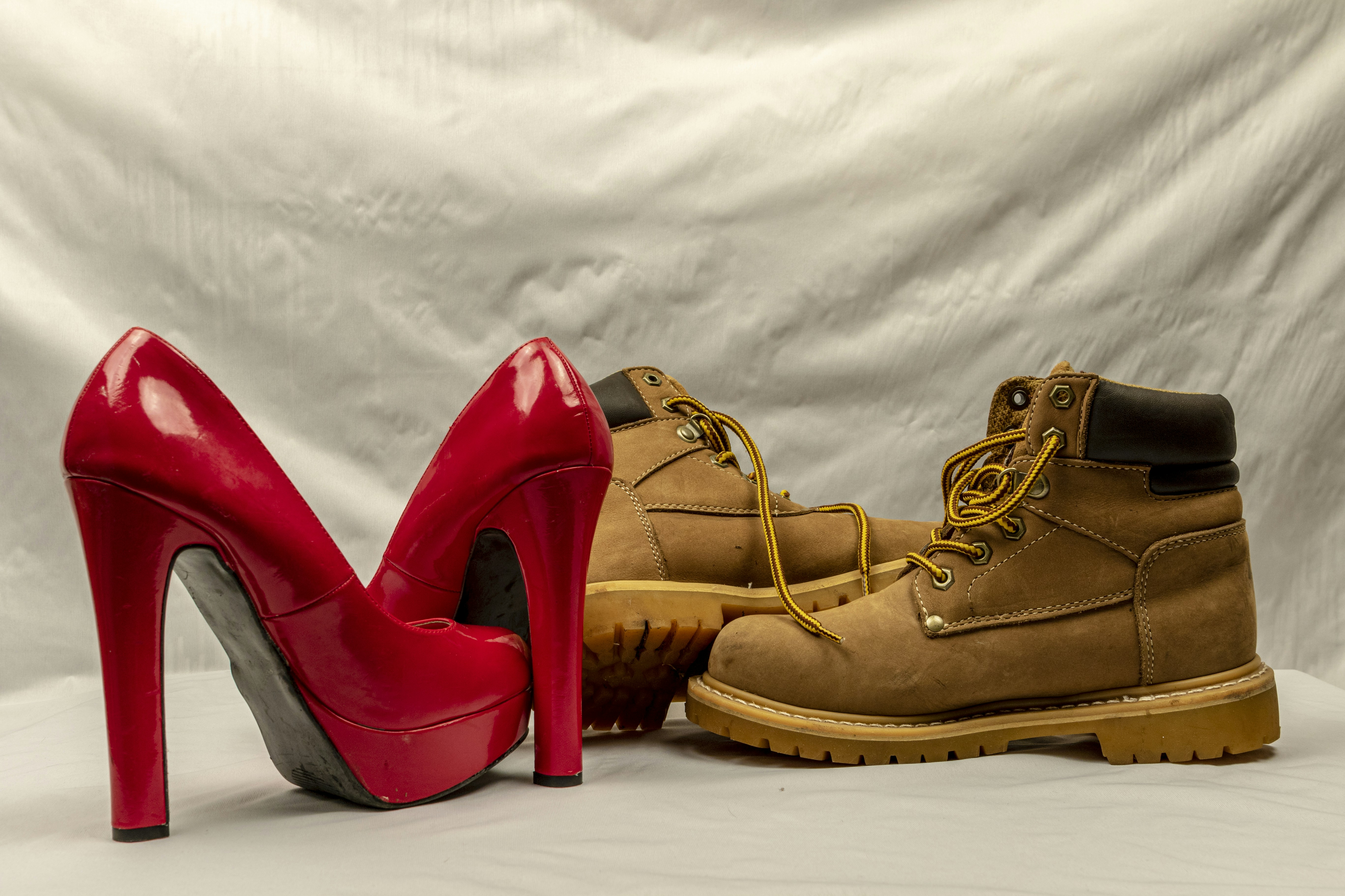 un par de botas rojas