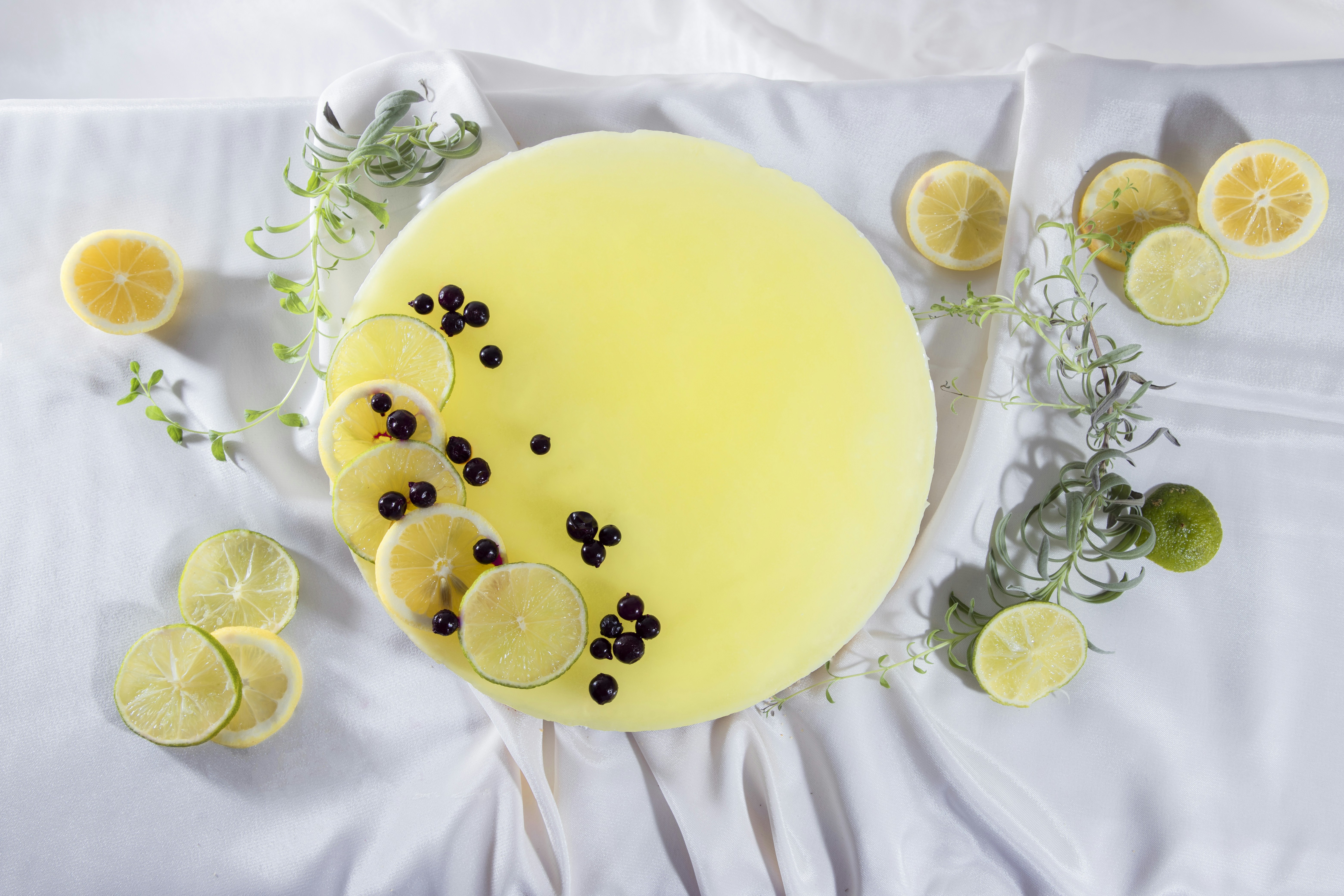 Lemon cheesecake with lemon slices