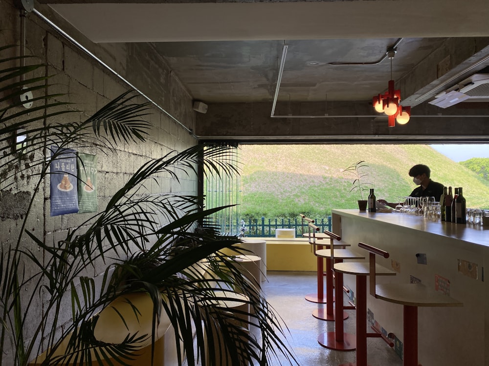 une personne assise à une table