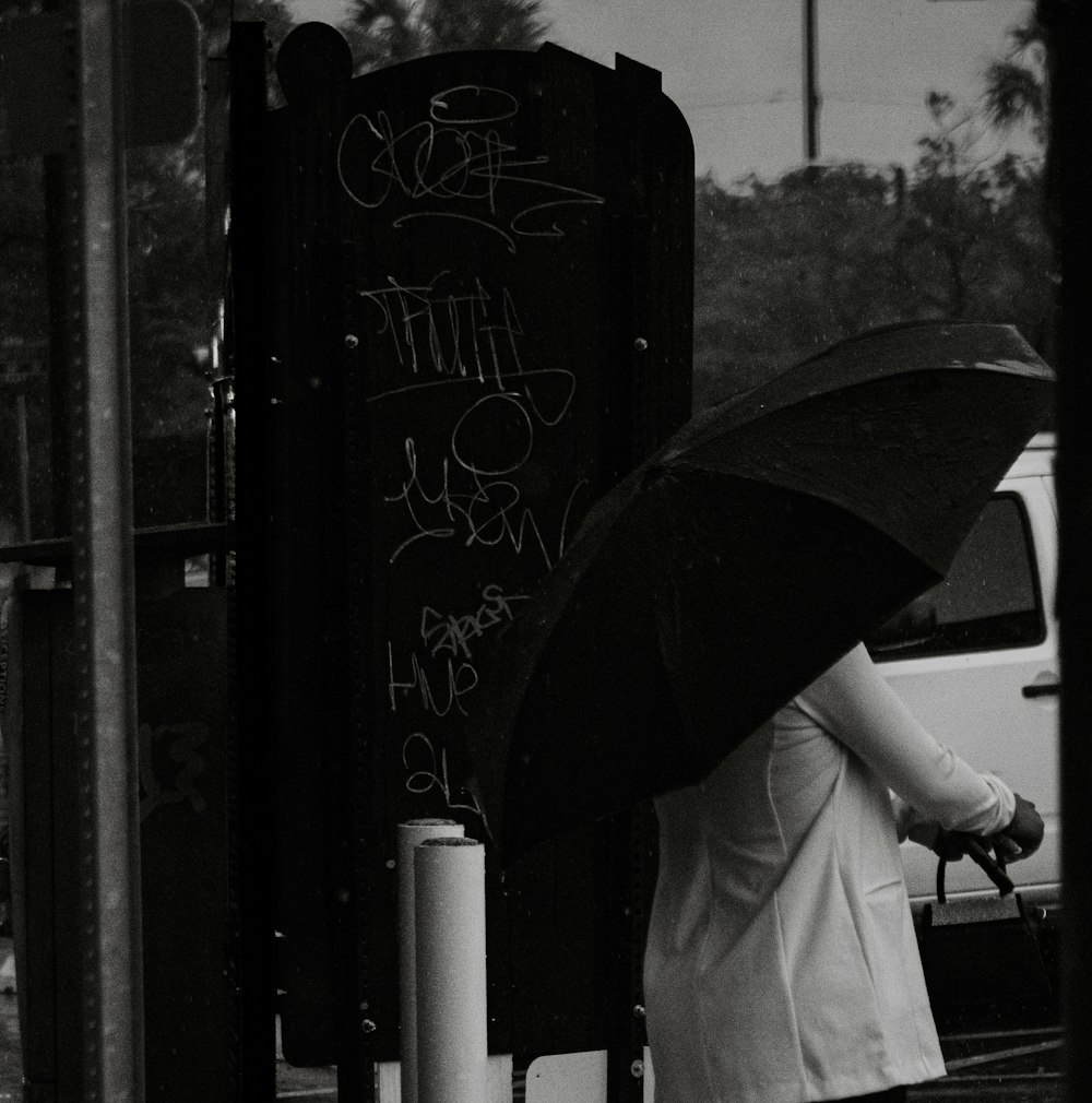 eine Person, die einen Regenschirm hält