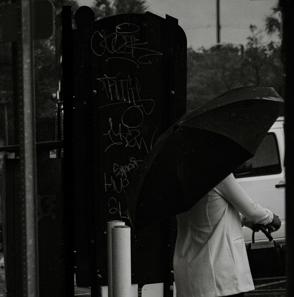 uma pessoa segurando um guarda-chuva