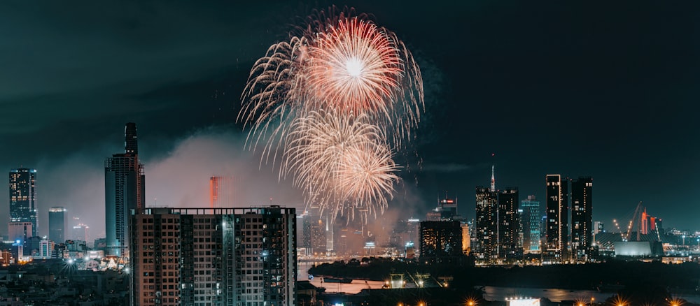 Feuerwerk am Himmel über einer Stadt