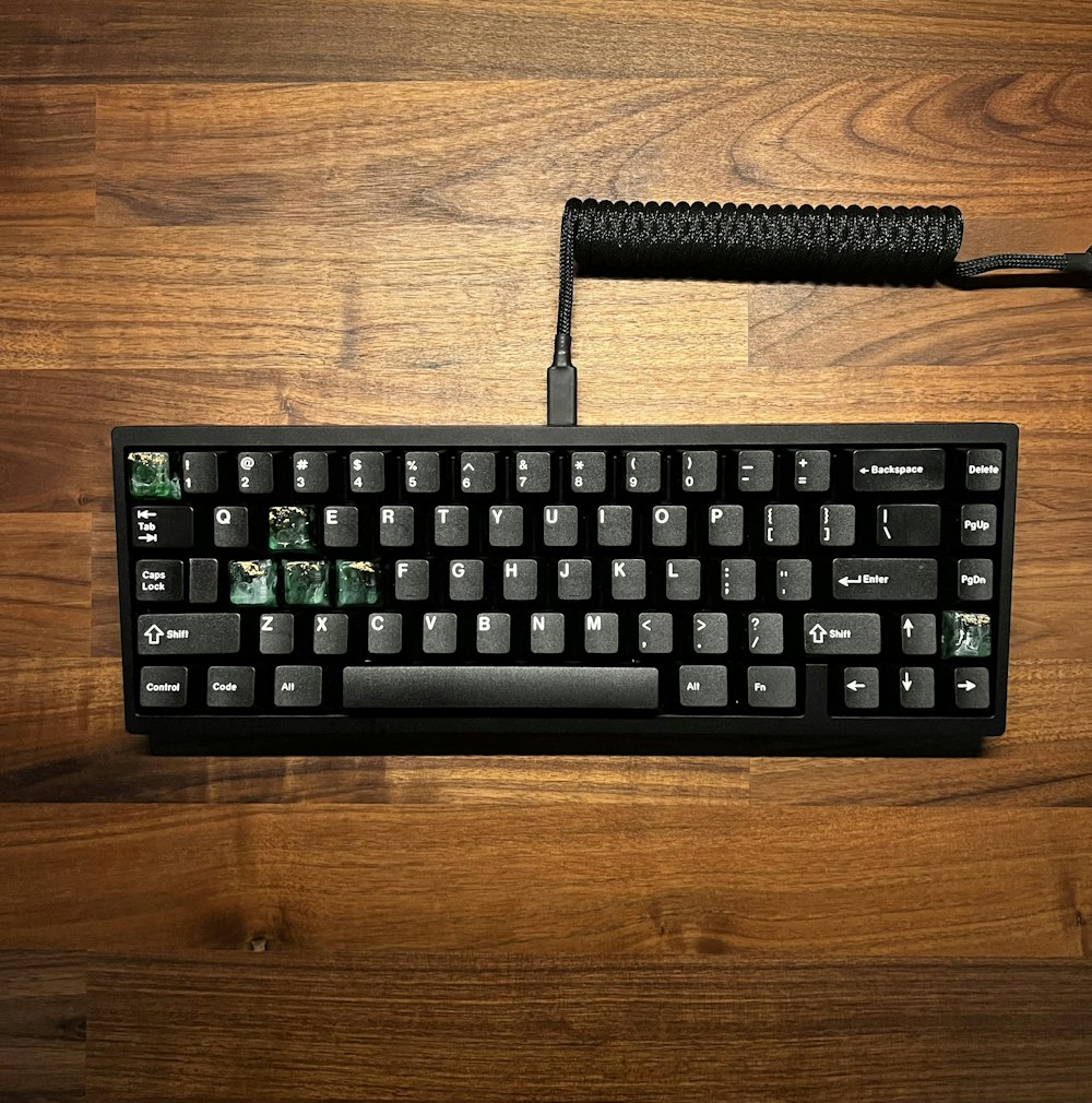 Un teclado sobre una mesa