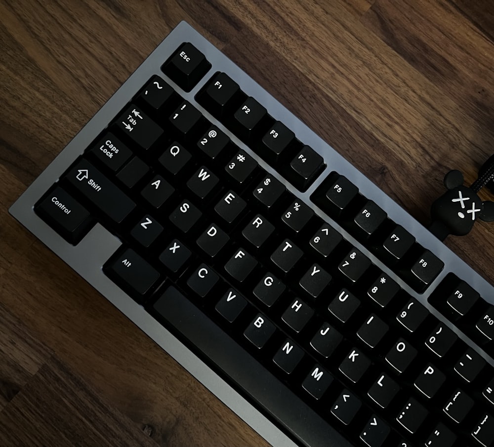 un teclado y un ratón
