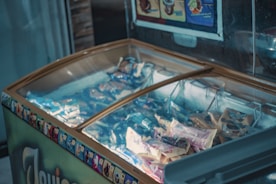 a glass case with a clear top and a clear top with a clear top and a clear plastic