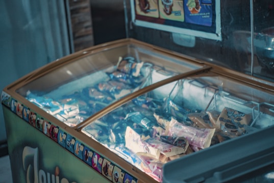 a glass case with a clear top and a clear top with a clear top and a clear plastic