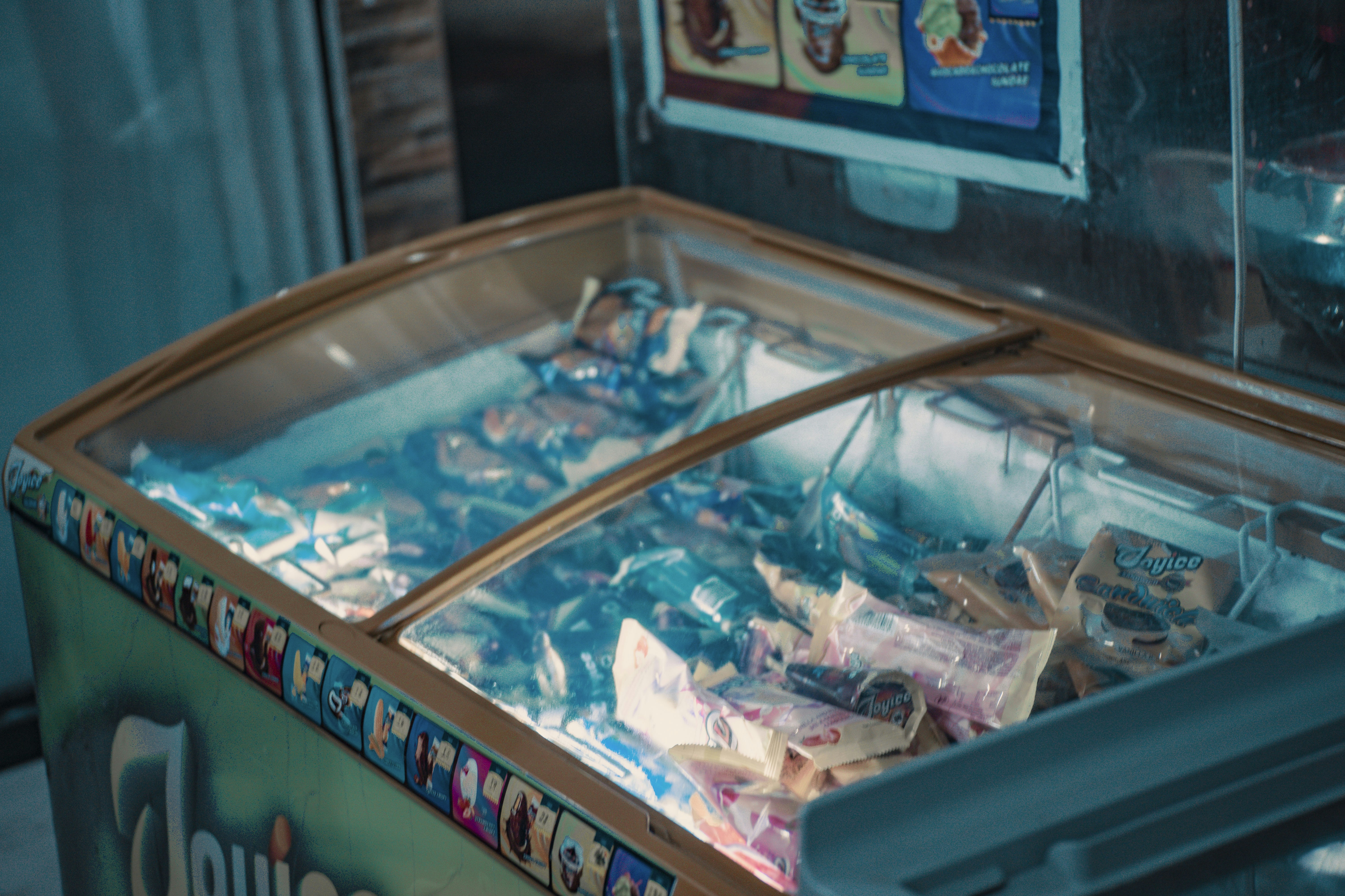 a glass case with a clear top and a clear top with a clear top and a clear plastic
