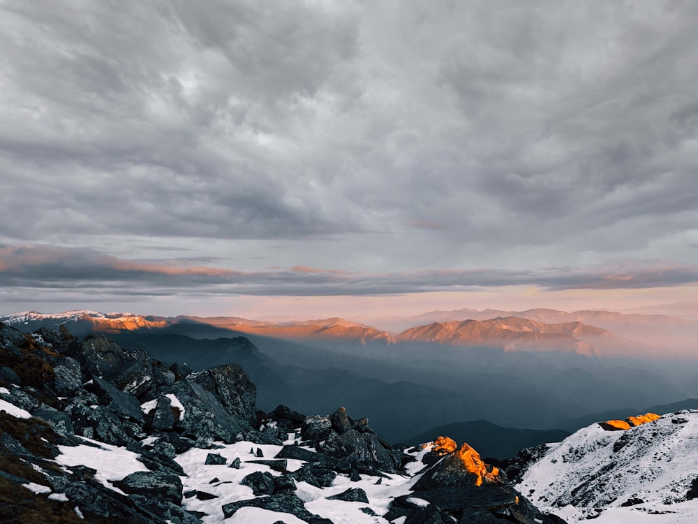 a snowy mountain range