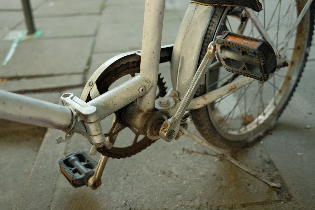 Cycliste ajustant les freins d'un vélo électrique