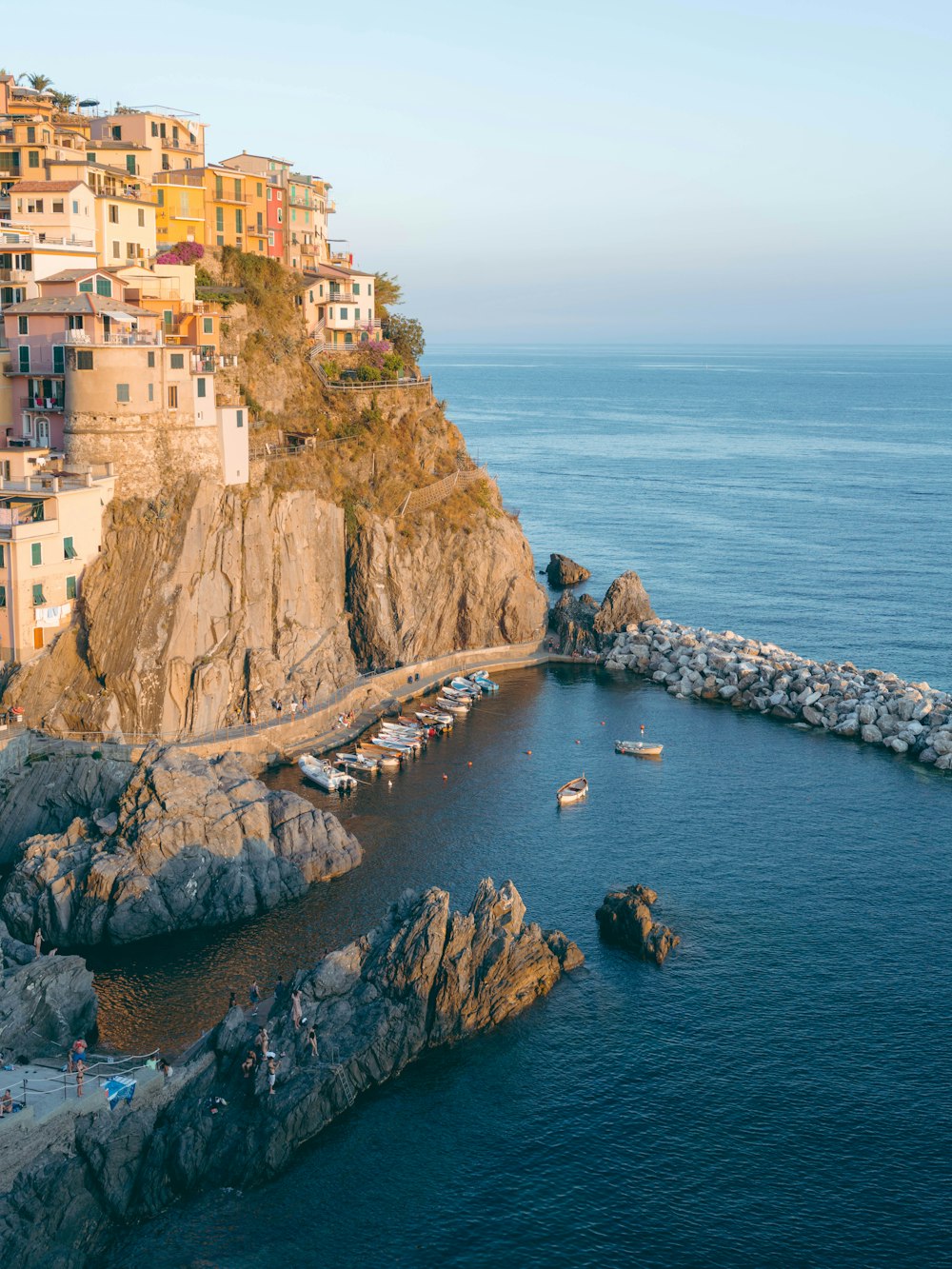 Une ville au bord d’une falaise au-dessus de l’eau