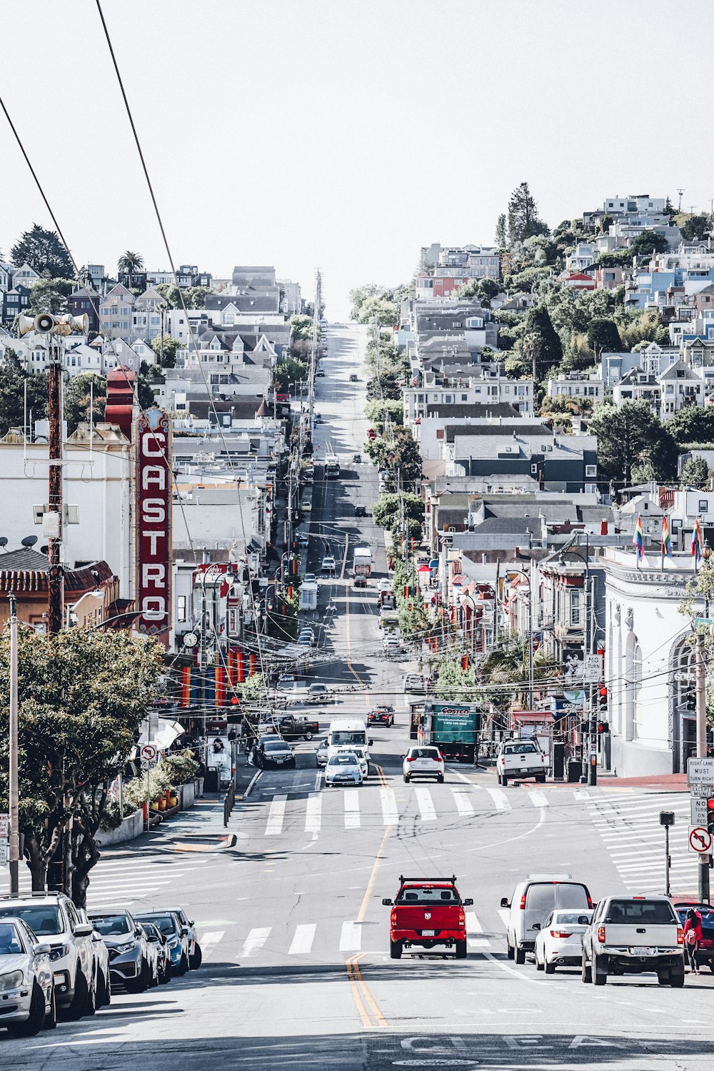 Une rue animée avec des voitures et des camions