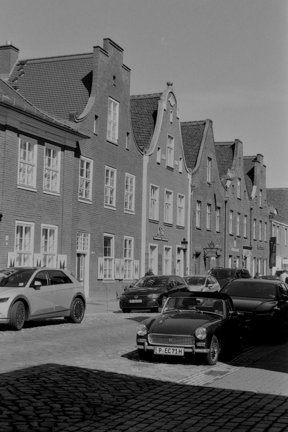 a row of cars parked in front of a building