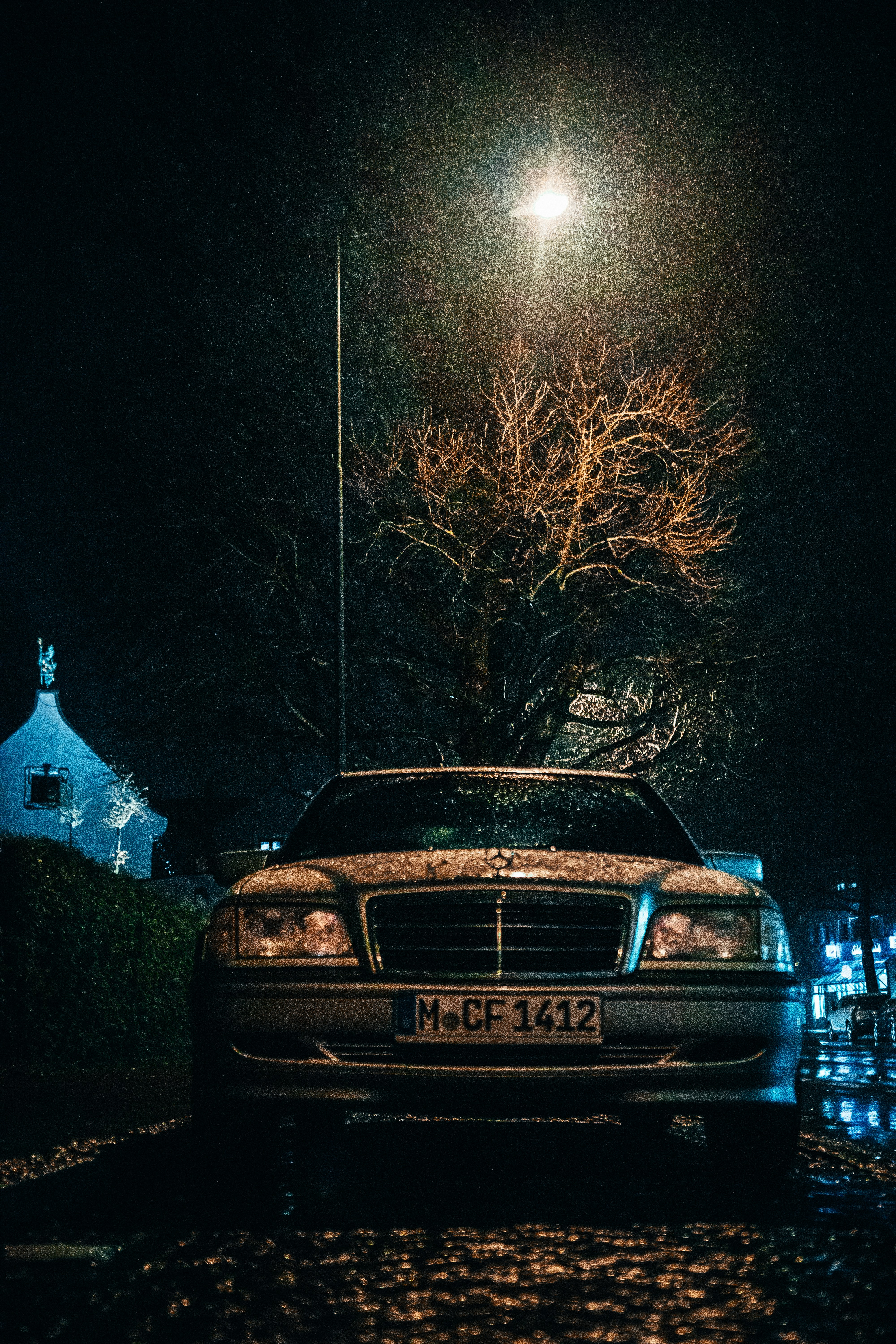 une voiture garée dans la neige