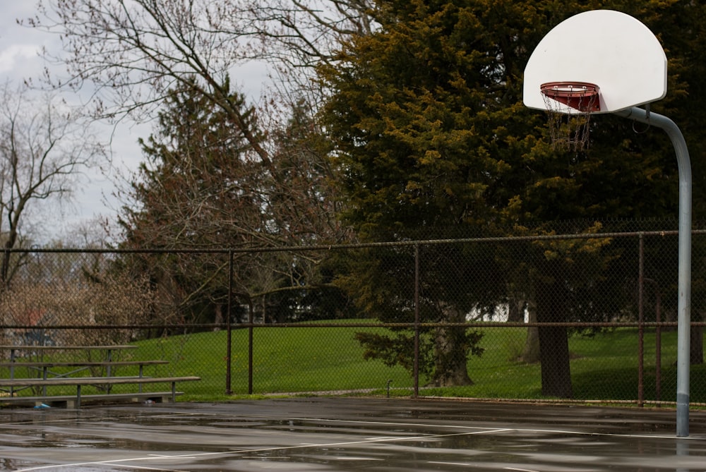 Un aro de baloncesto en un parque