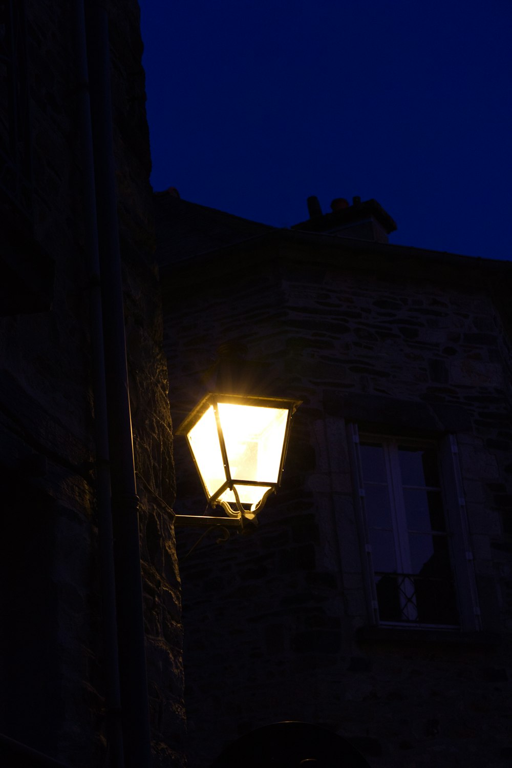 Una lampada su un edificio
