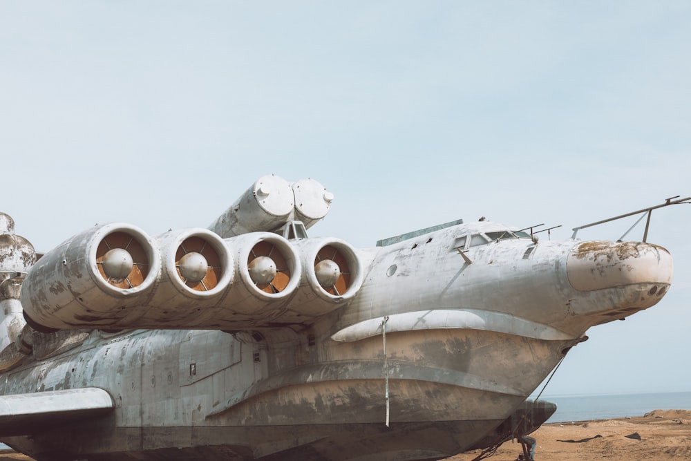 Ein Militärflugzeug am Strand