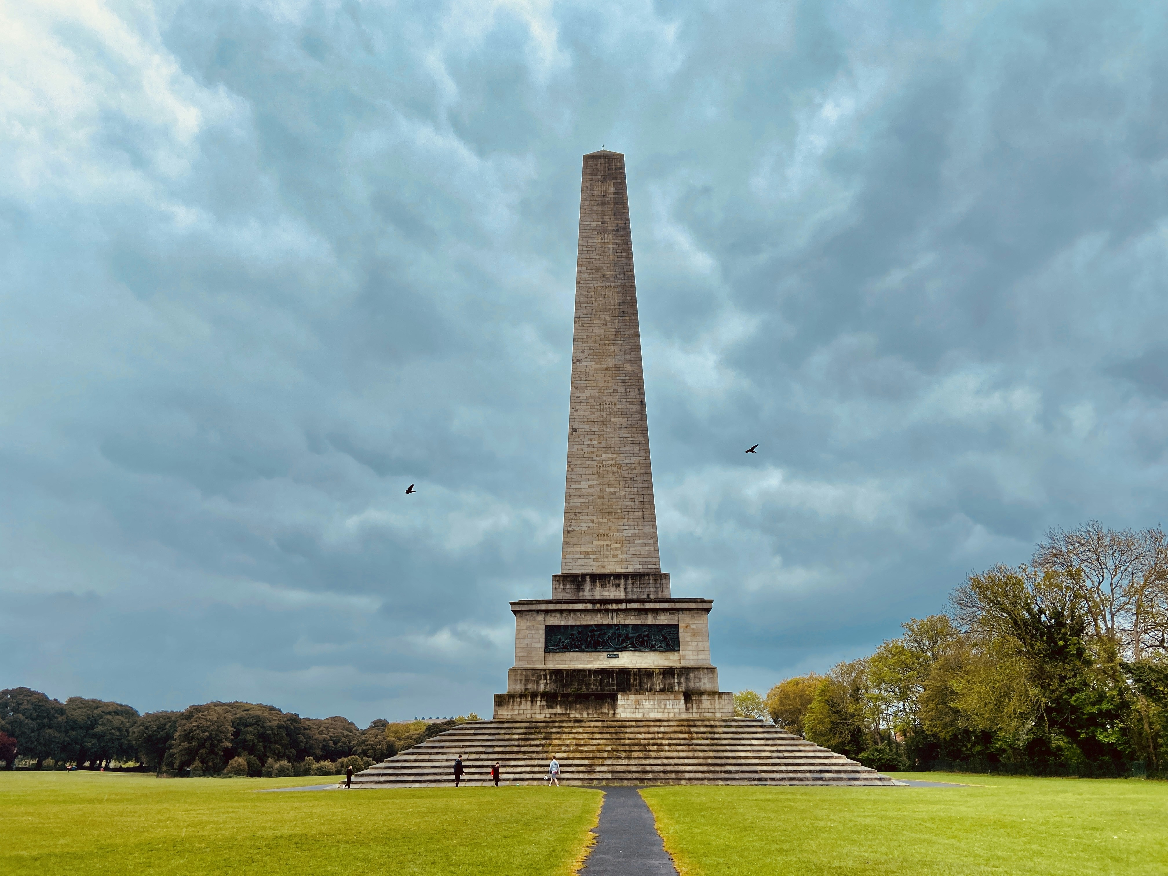 Un monumento alto con una pasarela
