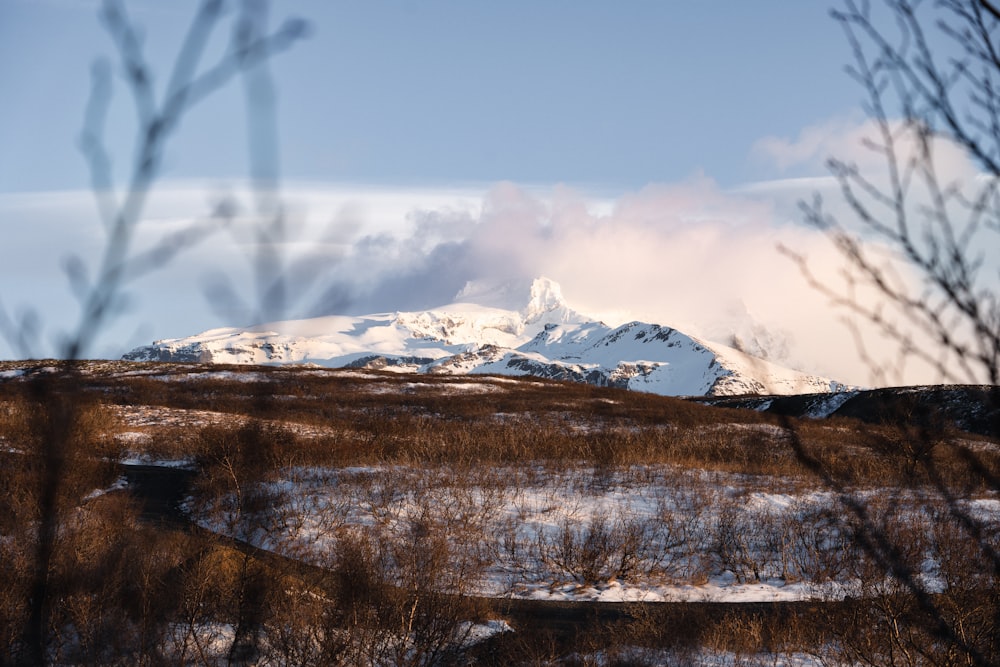 a snowy mountain range