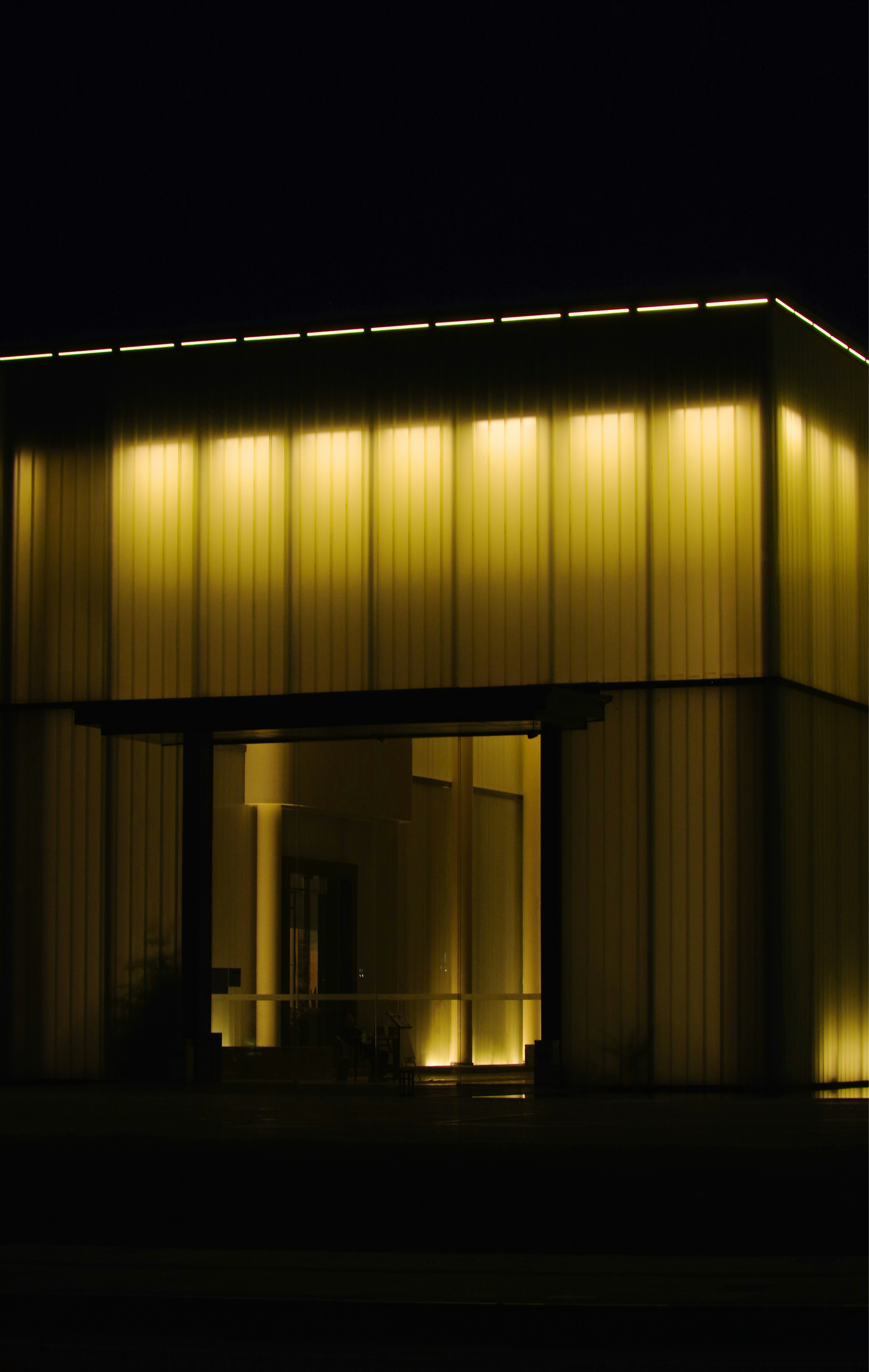 大きな窓のある建物