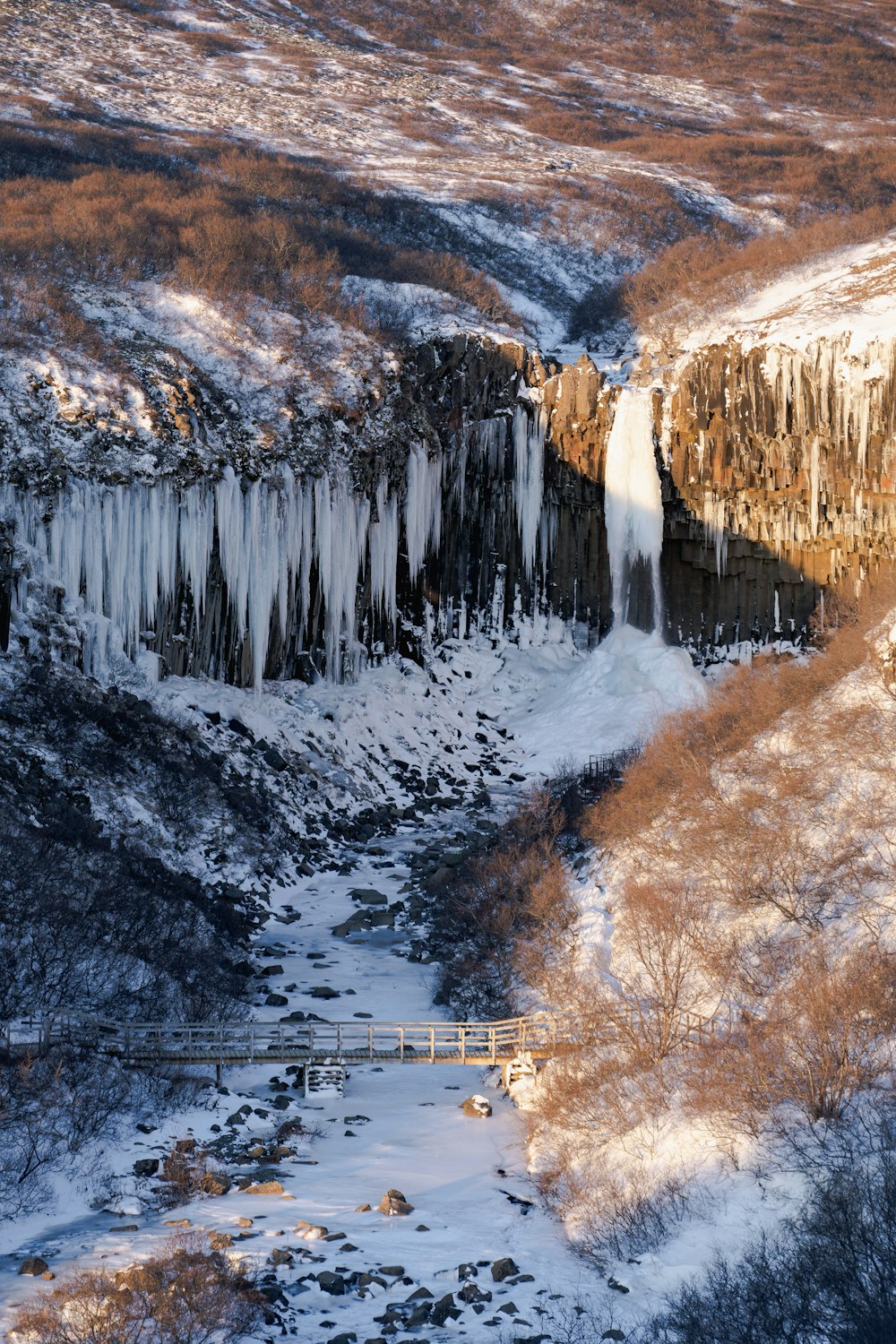 Une cascade dans un canyon