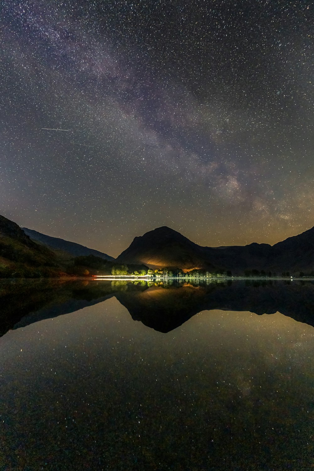 Uno specchio d'acqua con le montagne sullo sfondo