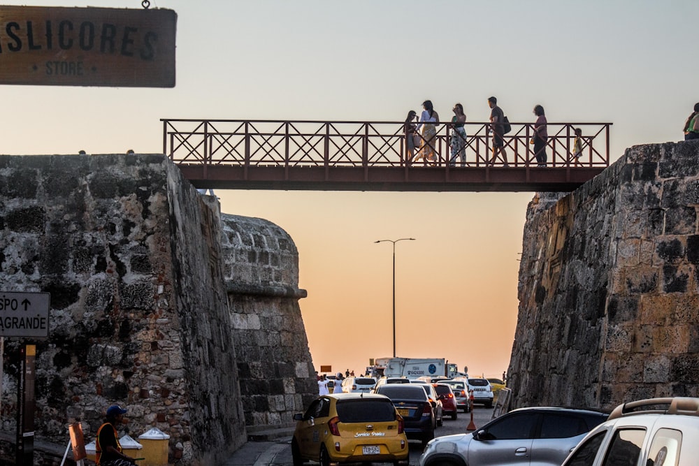 un pont au-dessus d’une route