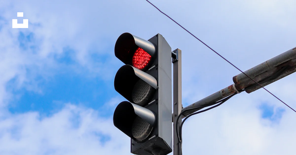 A stop light with a red light photo – Free Streetphotography Image on ...