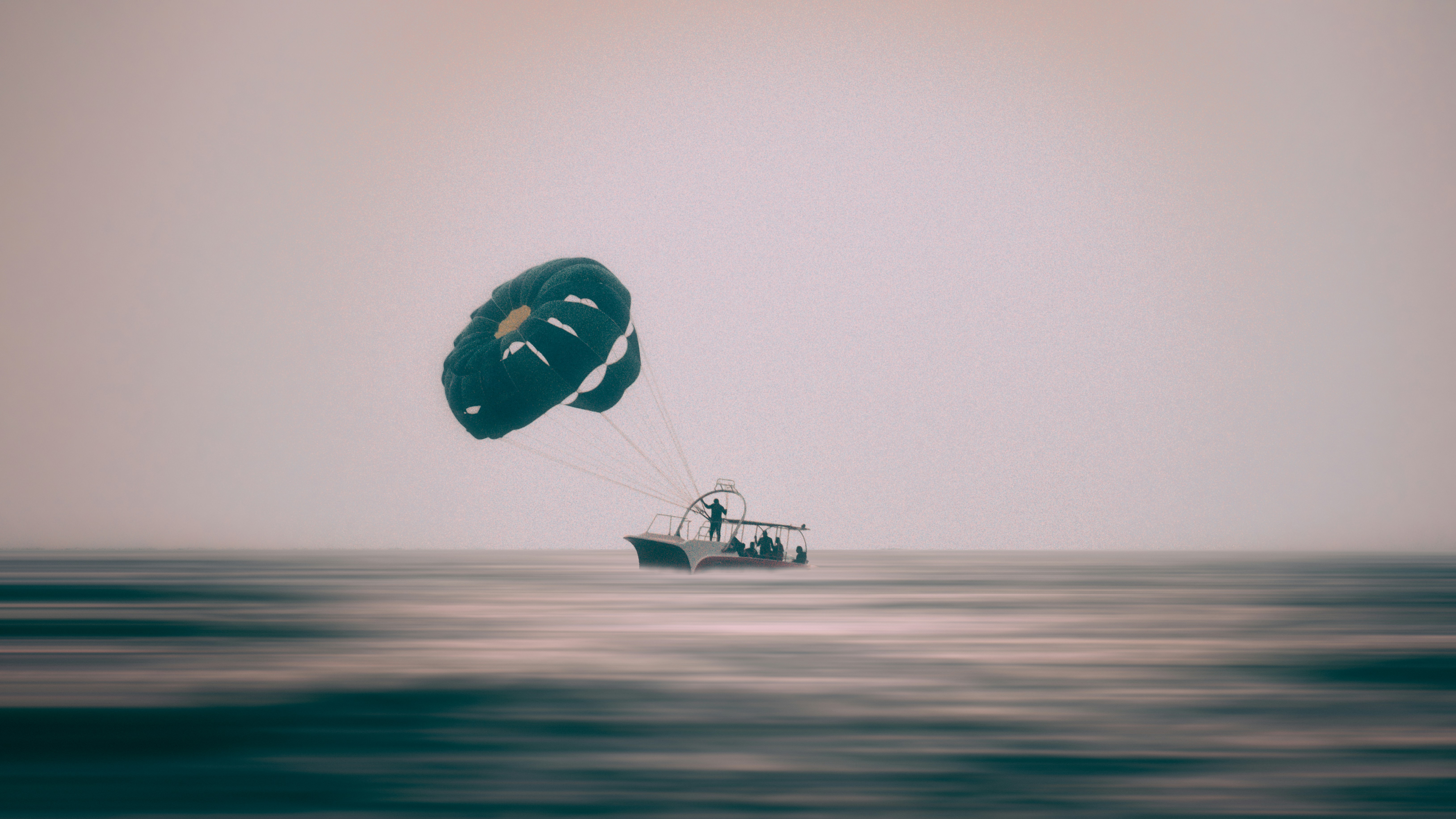 Un poisson qui saute hors de l’eau photo Photo Parachute Gratuite sur