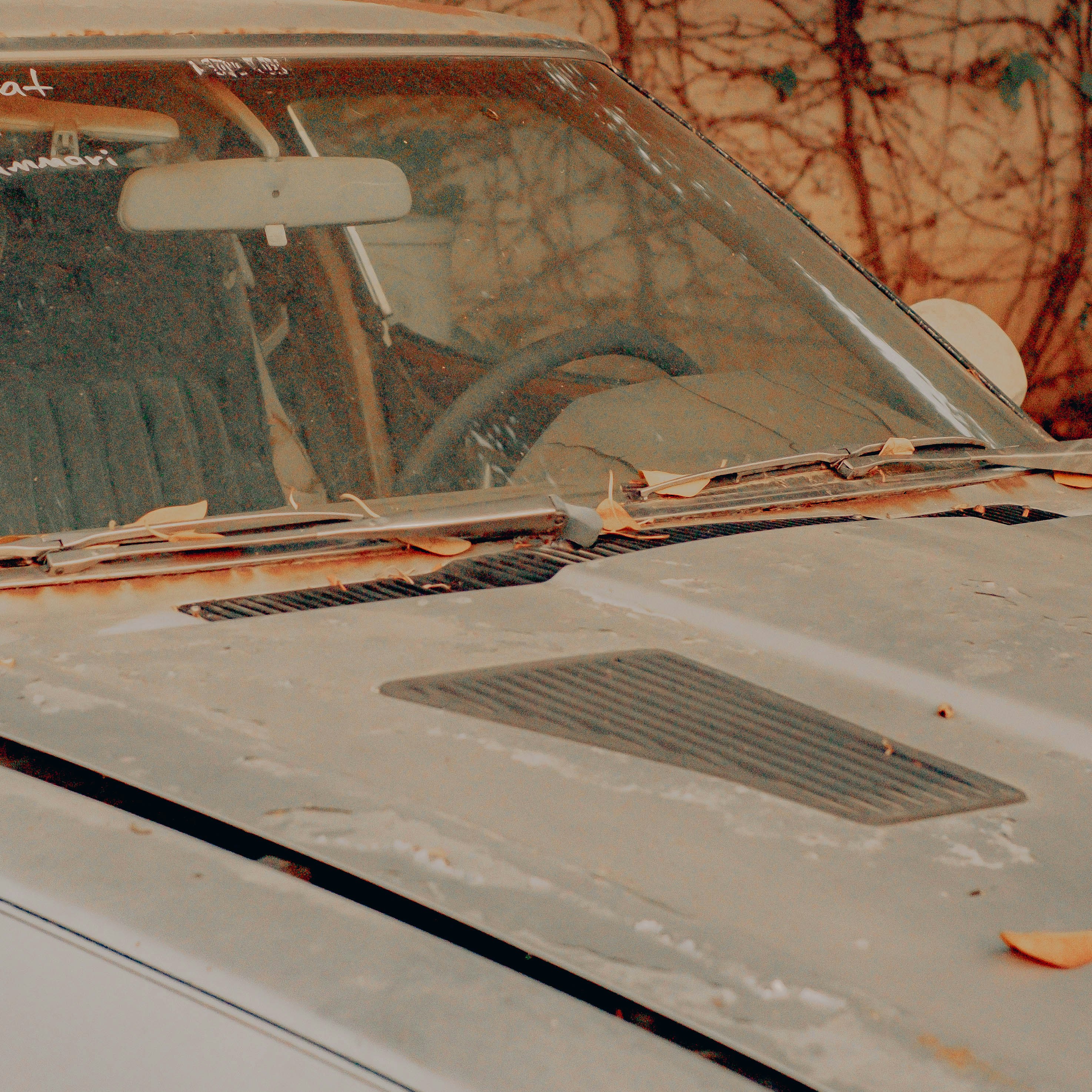 Detalle de la reparación profesional del tapizado del techo de un automóvil.