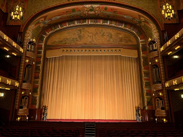 Ornamenteret teatersal med scene