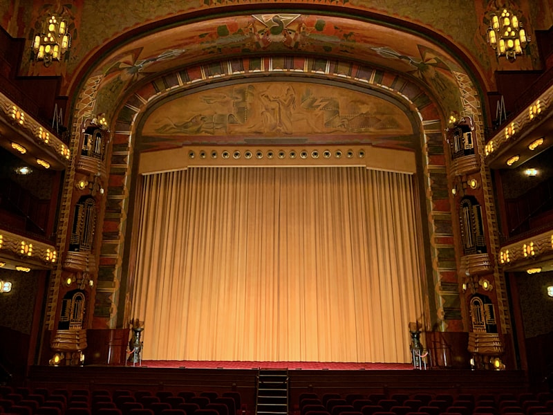 Wnętrze zabytkowego teatru z dużą sceną