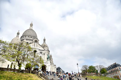 Exterior shot of the Basilica di Sant'Anastasia with the Palatine Hill in the background
