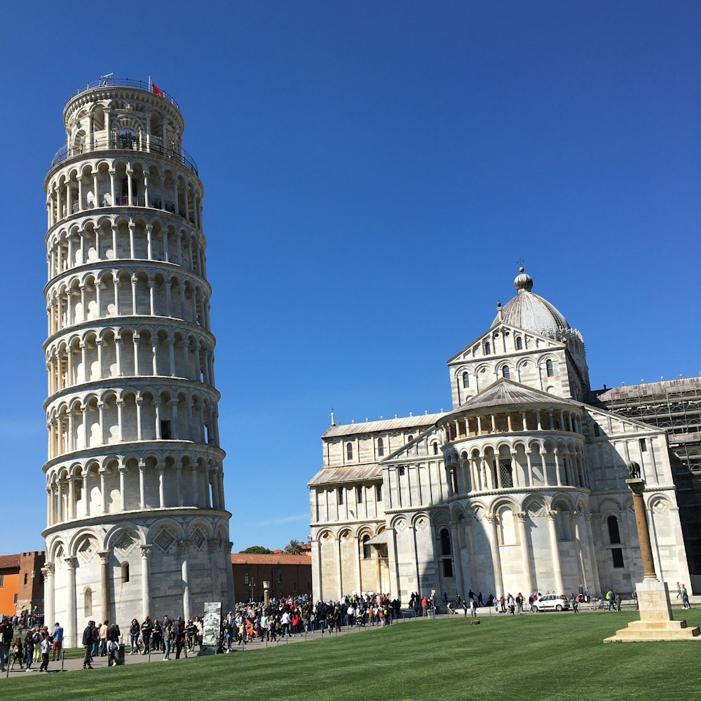 a tall building with Leaning Tower of Pisa