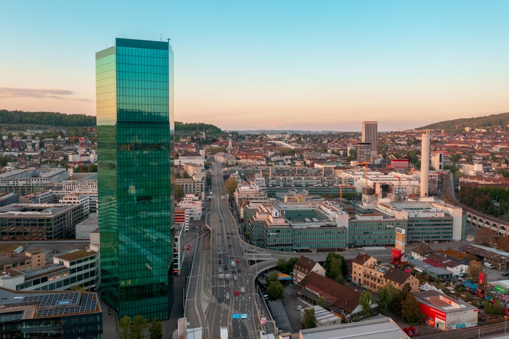 Un alto edificio di vetro in una città