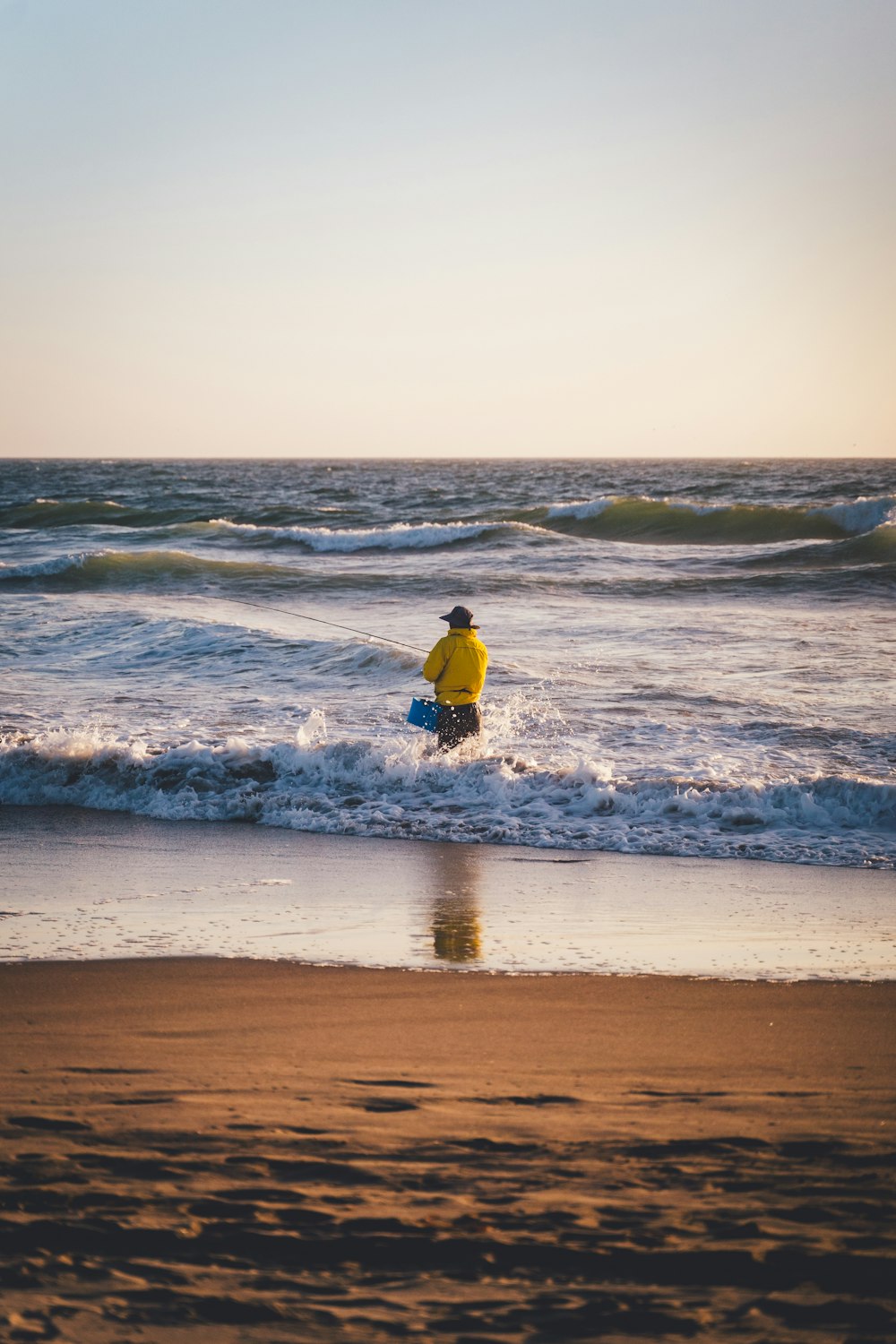Un uomo che trasporta una tavola da surf su una spiaggia