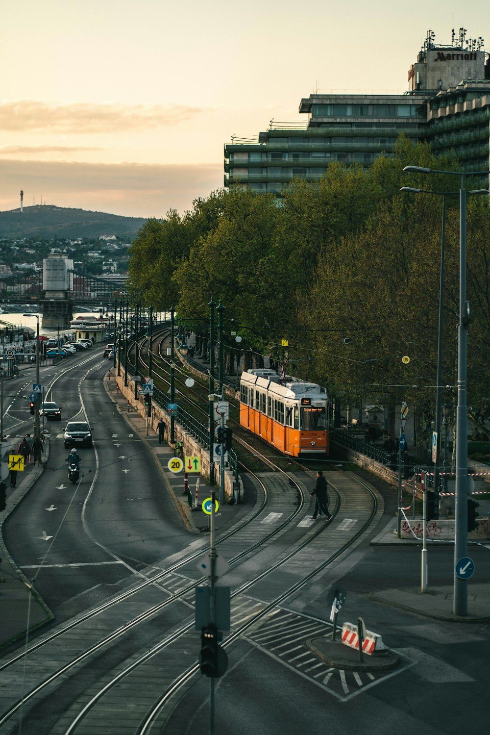 Ein Zug fährt die Gleise hinunter