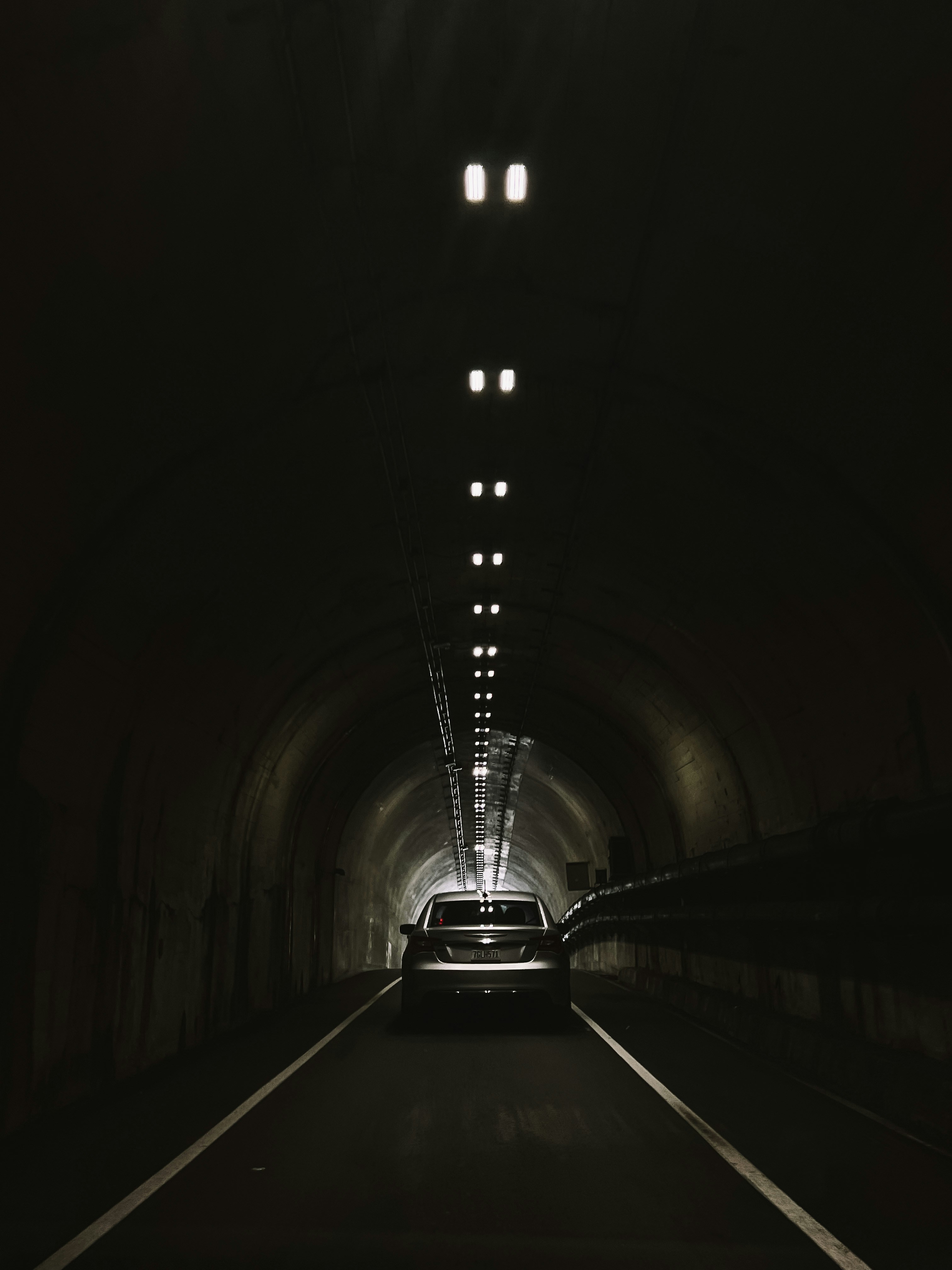 Ein Auto, das durch einen Tunnel fährt